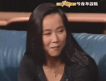 61岁“许仙”满头白发，嫁入豪门36年后，竟活成这样？
