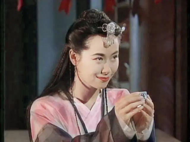 61岁“许仙”满头白发，嫁入豪门36年后，竟活成这样？