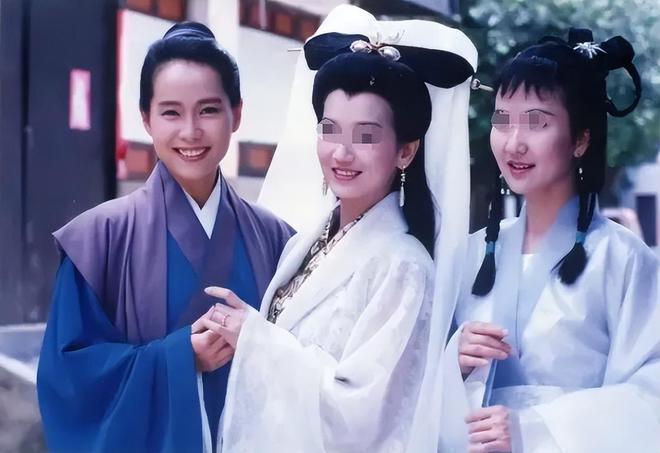 61岁“许仙”满头白发，嫁入豪门36年后，竟活成这样？