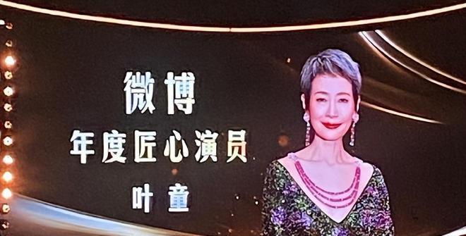 61岁“许仙”满头白发，嫁入豪门36年后，竟活成这样？