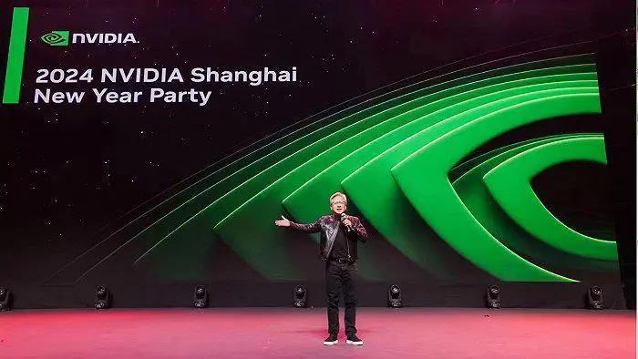 何超琼、黄仁勋都在穿的“东北老钱风”，已经火遍全球？