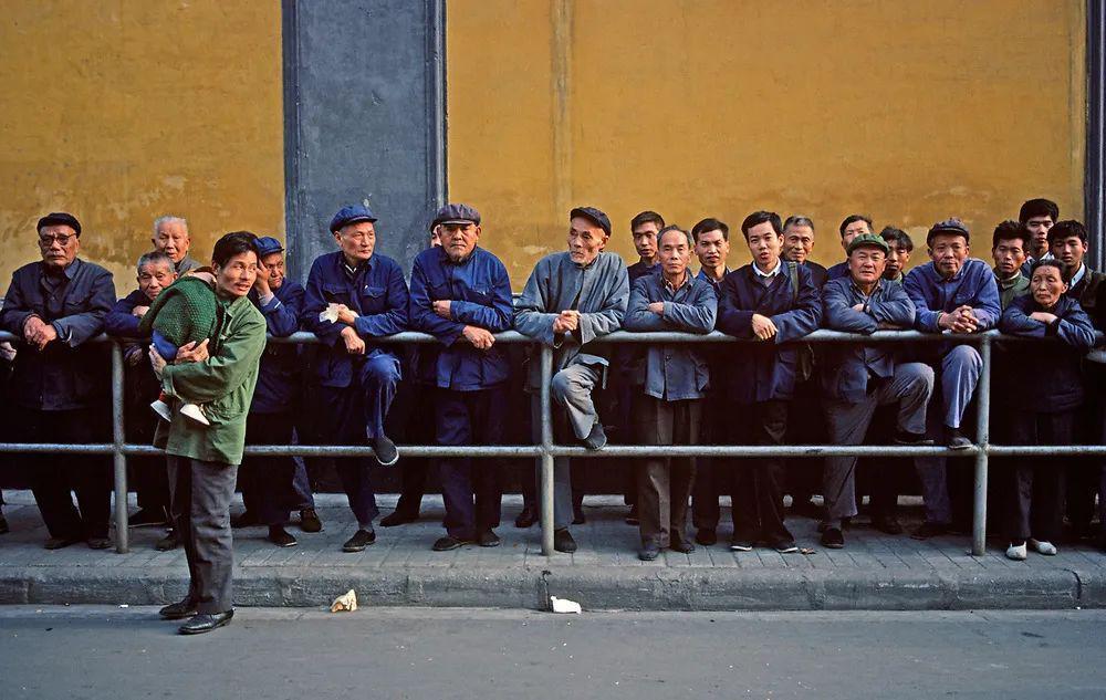 何超琼、黄仁勋都在穿的“东北老钱风”，已经火遍全球？