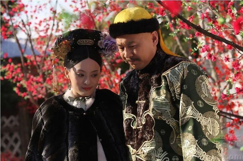 何超琼、黄仁勋都在穿的“东北老钱风”，已经火遍全球？