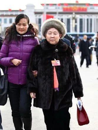 何超琼、黄仁勋都在穿的“东北老钱风”，已经火遍全球？