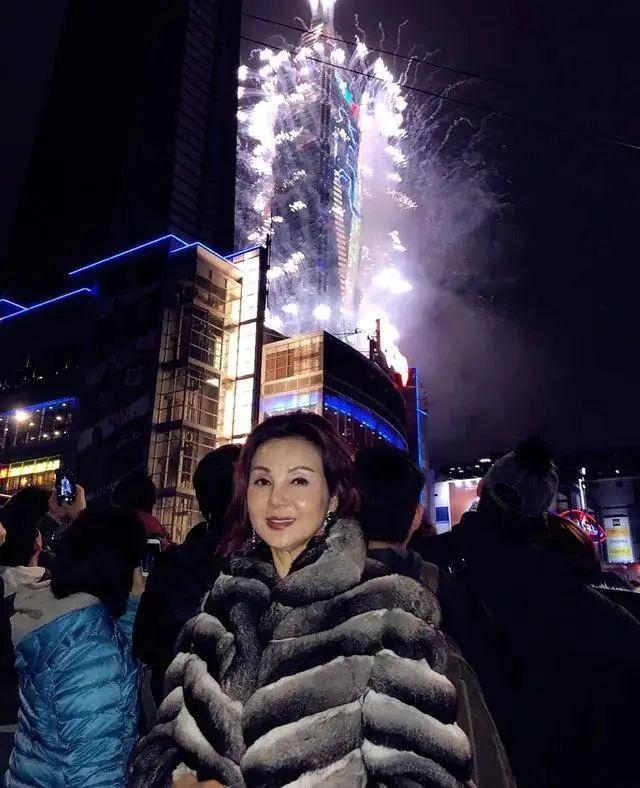 何超琼、黄仁勋都在穿的“东北老钱风”，已经火遍全球？