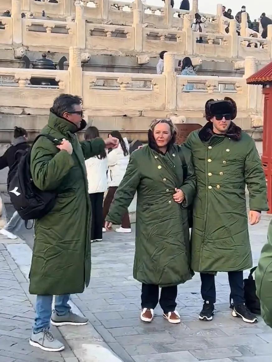 何超琼、黄仁勋都在穿的“东北老钱风”，已经火遍全球？