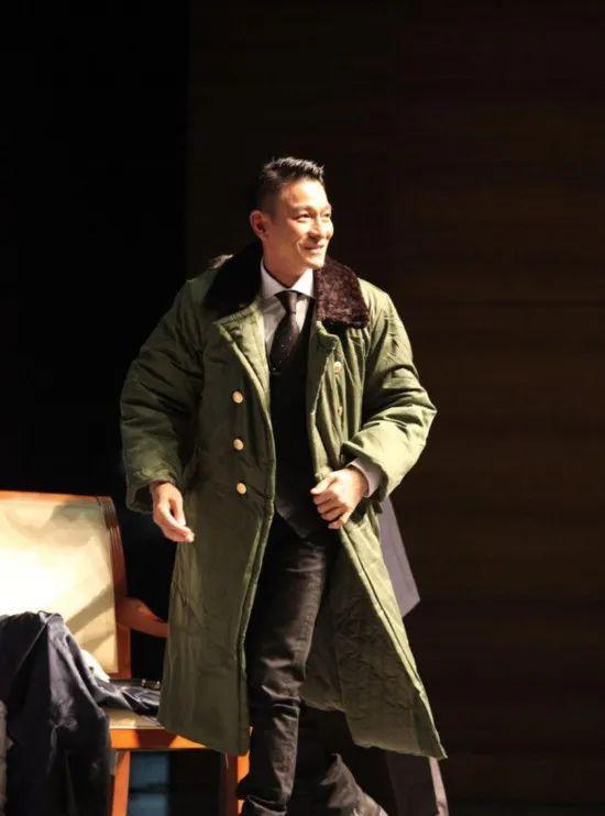 何超琼、黄仁勋都在穿的“东北老钱风”，已经火遍全球？