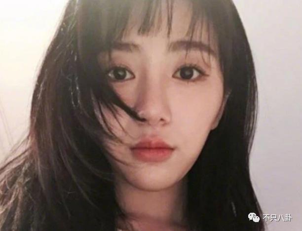本来挺同情她的，现在都吐槽她是癫婆？！