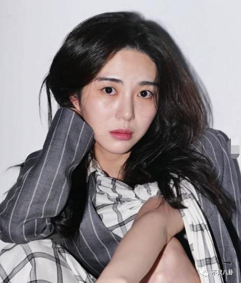 本来挺同情她的，现在都吐槽她是癫婆？！