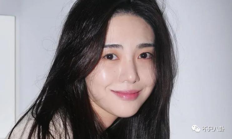本来挺同情她的，现在都吐槽她是癫婆？！