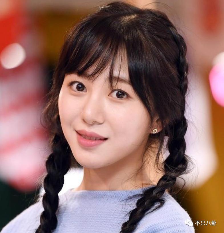本来挺同情她的，现在都吐槽她是癫婆？！