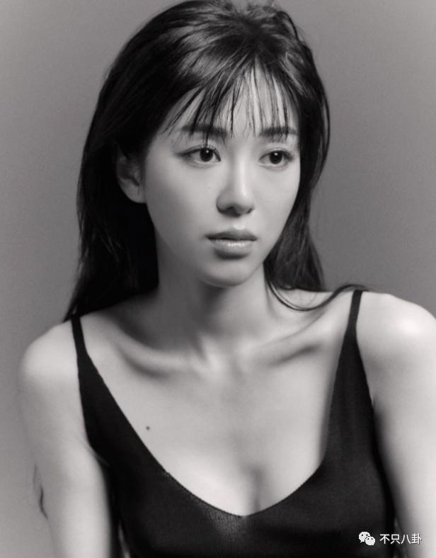 本来挺同情她的，现在都吐槽她是癫婆？！