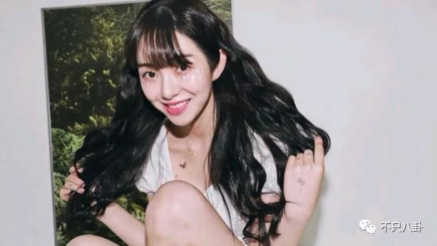 本来挺同情她的，现在都吐槽她是癫婆？！