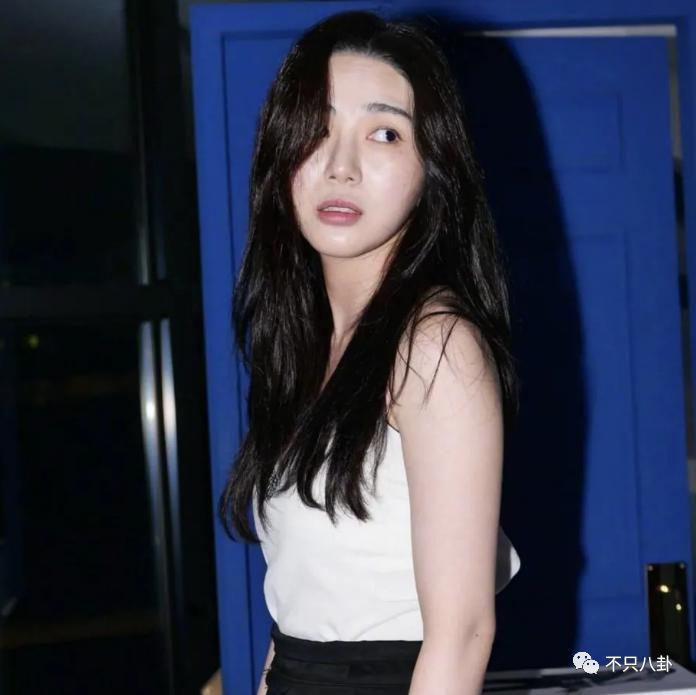 本来挺同情她的，现在都吐槽她是癫婆？！