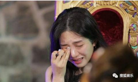 本来挺同情她的，现在都吐槽她是癫婆？！