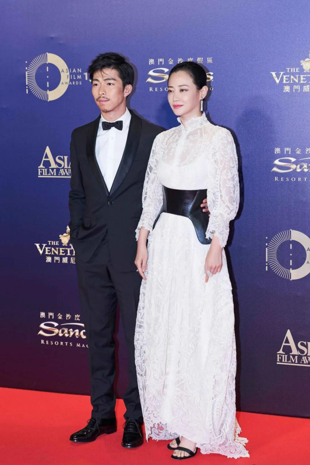 暧昧到网友大喊：在一起吧！原来并不是情侣啊……