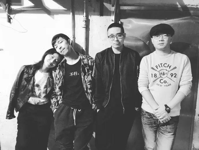 不是吧…他俩真谈上了？