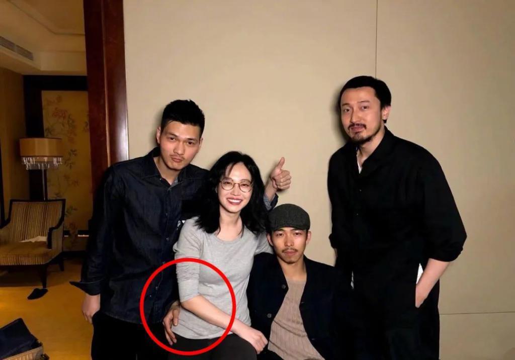不是吧…他俩真谈上了？