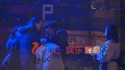 不是吧…他俩真谈上了？