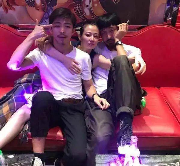不是吧…他俩真谈上了？