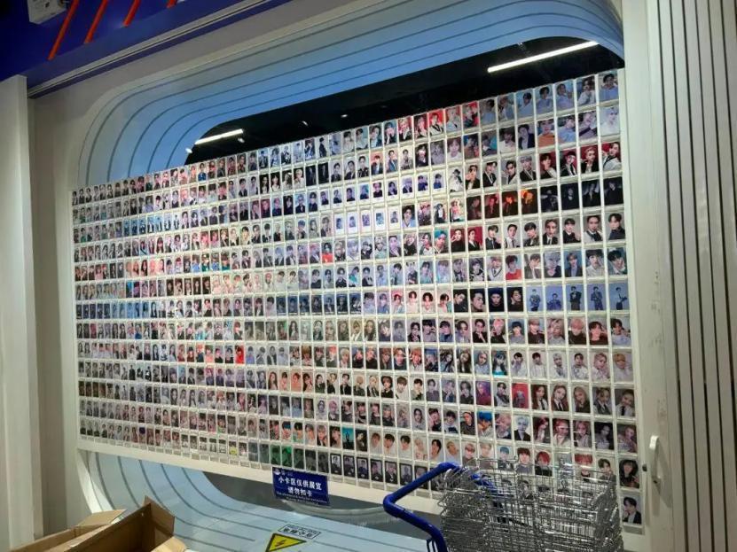 收割年轻人“新项目”，把小卡片卖到上万元