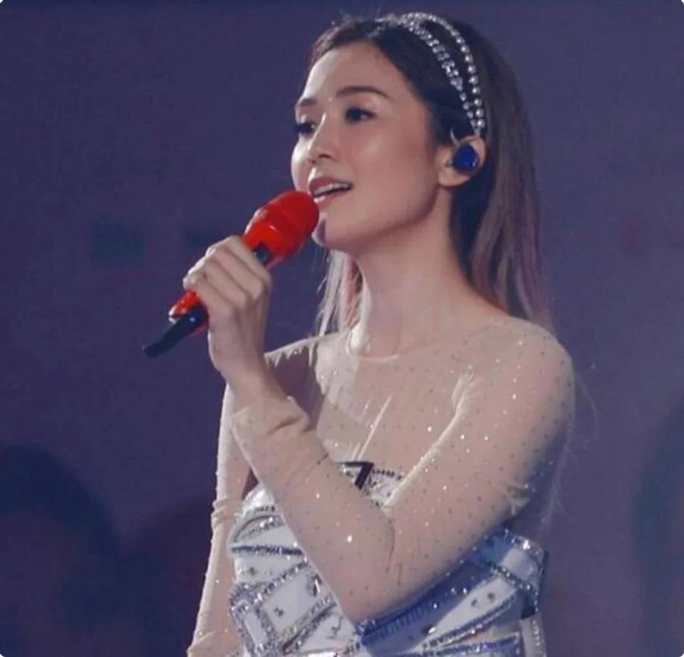 香港这一夜，阿娇的“赘肉”，是对内娱畸形审美的反击