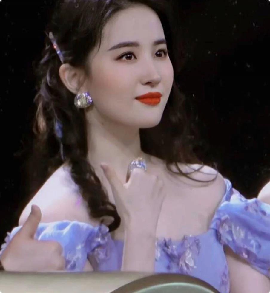 香港这一夜，阿娇的“赘肉”，是对内娱畸形审美的反击