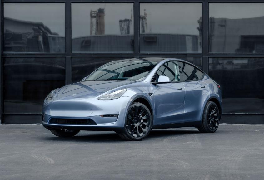 虽然利润跌了四成，但更便宜的特斯拉要来了。