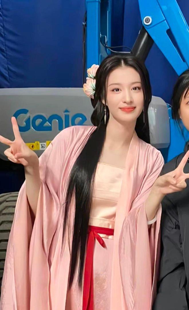 庆余年2预告：毛晓彤肿了，张若昀更帅了，被庆帝新老婆惊艳了