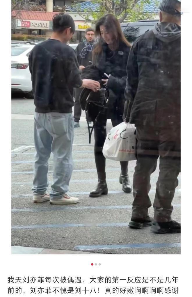刘亦菲巴黎被偶遇，打扮时髦面容稚嫩，梦回十八岁