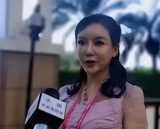 彭丹：曾破尺度出演，成功将脱下的衣服一件件“穿”起来