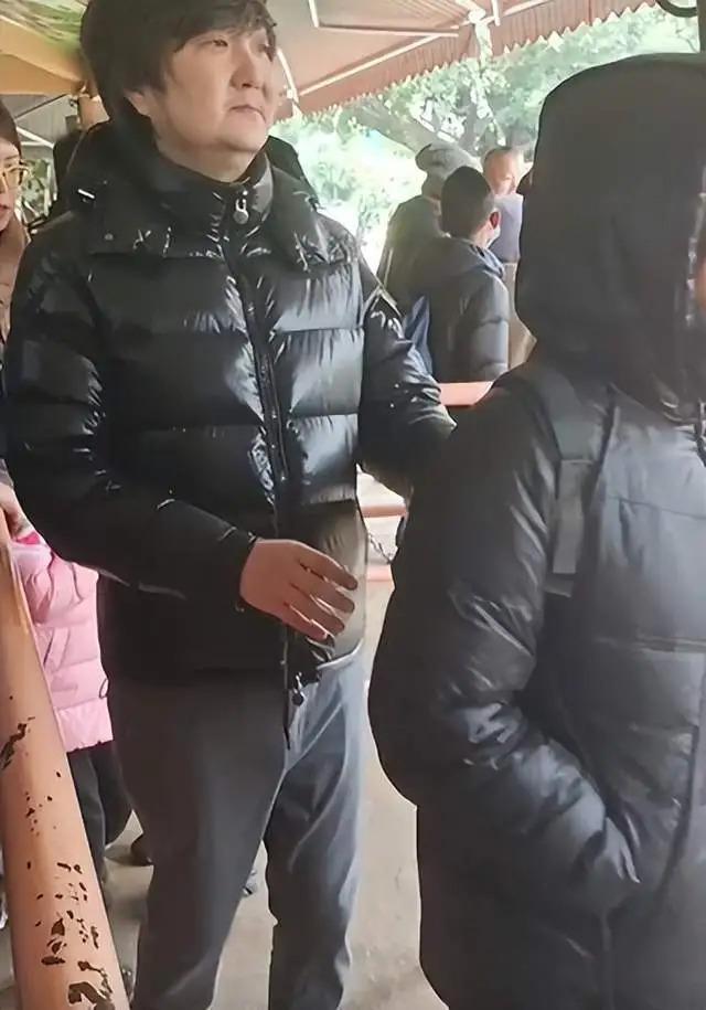 王大治携家人游玩引热议，现任正脸首曝光颜值远不及董洁