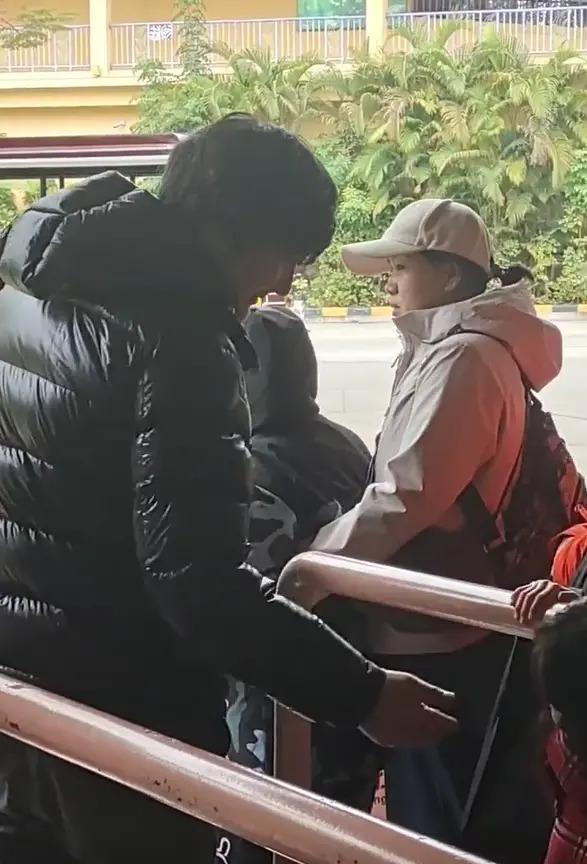 王大治携家人游玩引热议，现任正脸首曝光颜值远不及董洁