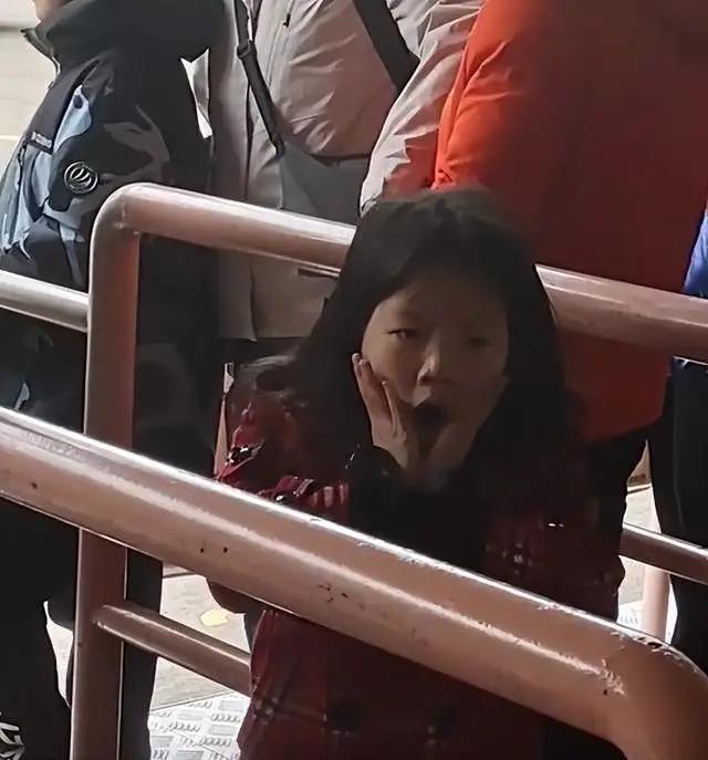 王大治携家人游玩引热议，现任正脸首曝光颜值远不及董洁