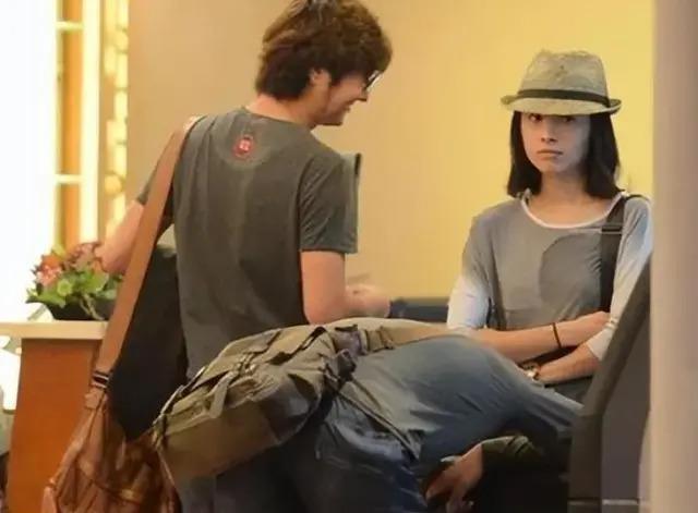 王大治携家人游玩引热议，现任正脸首曝光颜值远不及董洁