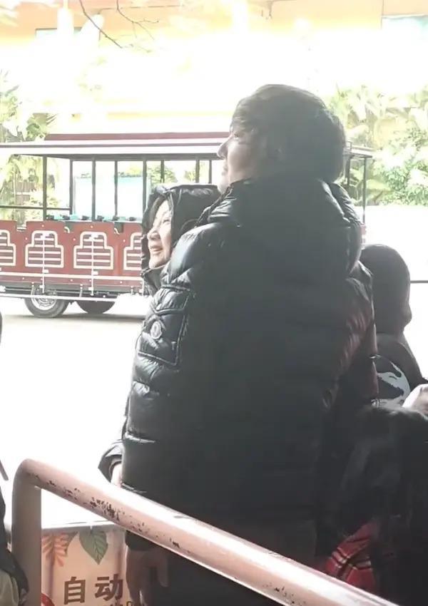 王大治携家人游玩引热议，现任正脸首曝光颜值远不及董洁