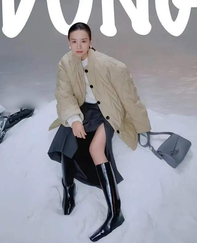 王大治携家人游玩引热议，现任正脸首曝光颜值远不及董洁