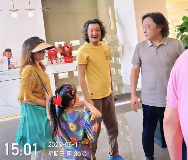 王大治携家人游玩引热议，现任正脸首曝光颜值远不及董洁