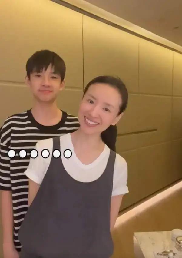 王大治携家人游玩引热议，现任正脸首曝光颜值远不及董洁