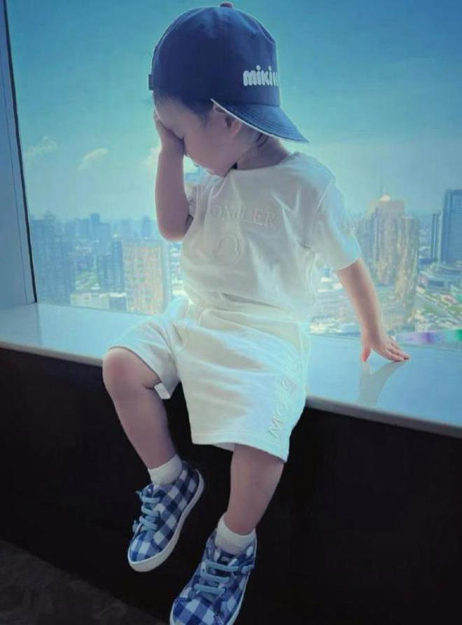王阳一家三口外出度假，3岁女儿近照曝光，高斯低调漂亮