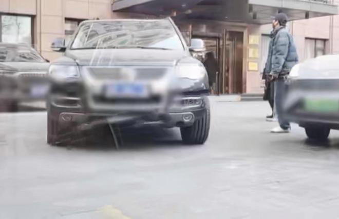 王阳一家三口外出度假，3岁女儿近照曝光，高斯低调漂亮