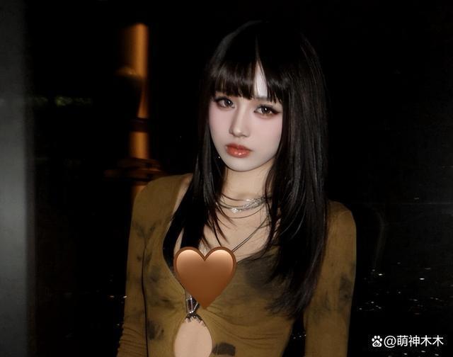 汪峰女儿被曝签约那英公司，前妻直播怒其不顾女儿感受