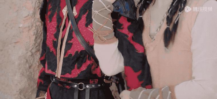 她的流量是“夹”来的？