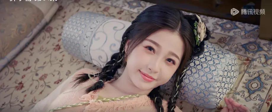 她的流量是“夹”来的？