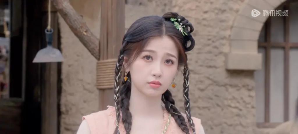 她的流量是“夹”来的？