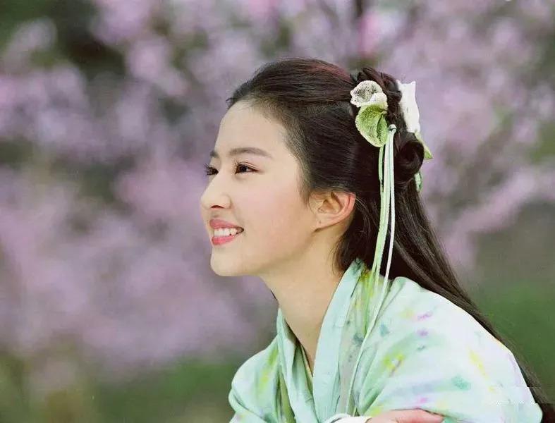 她的流量是“夹”来的？