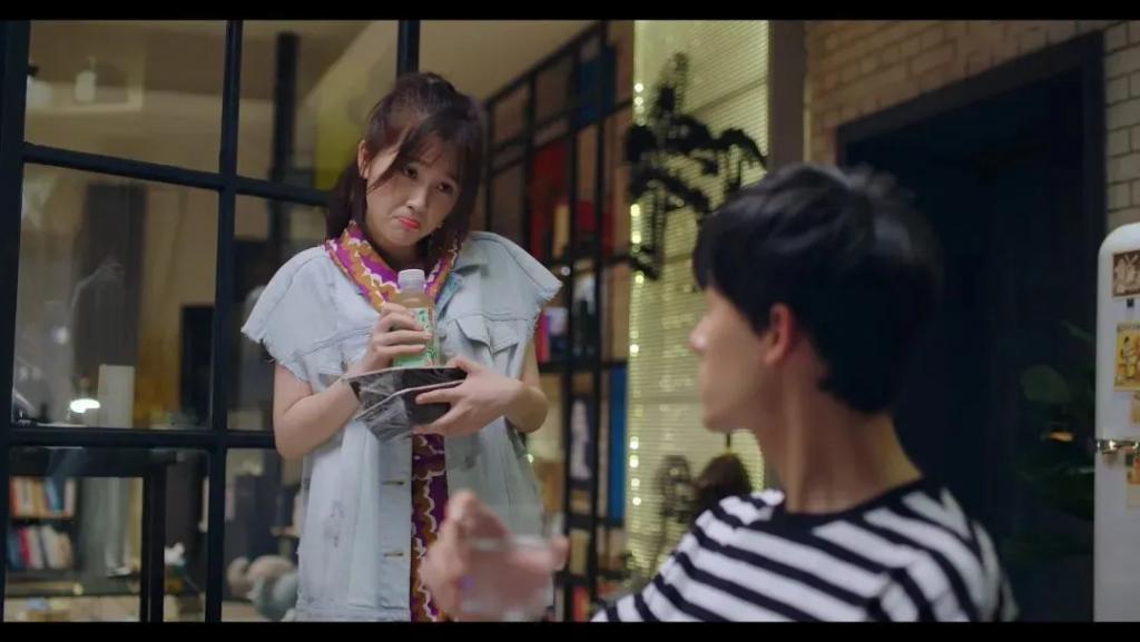 她的流量是“夹”来的？