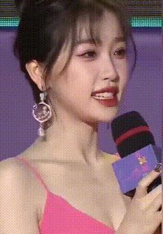 她的流量是“夹”来的？