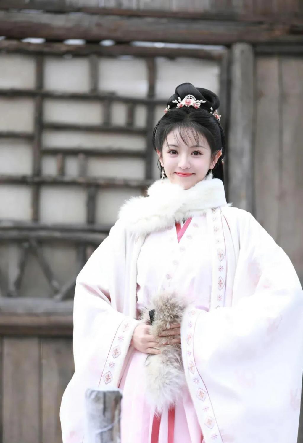 她的流量是“夹”来的？