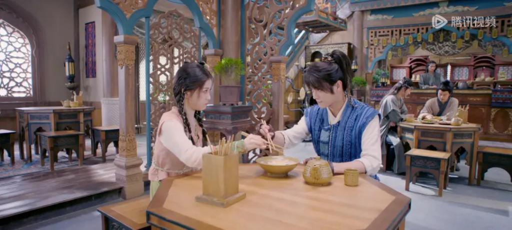 她的流量是“夹”来的？